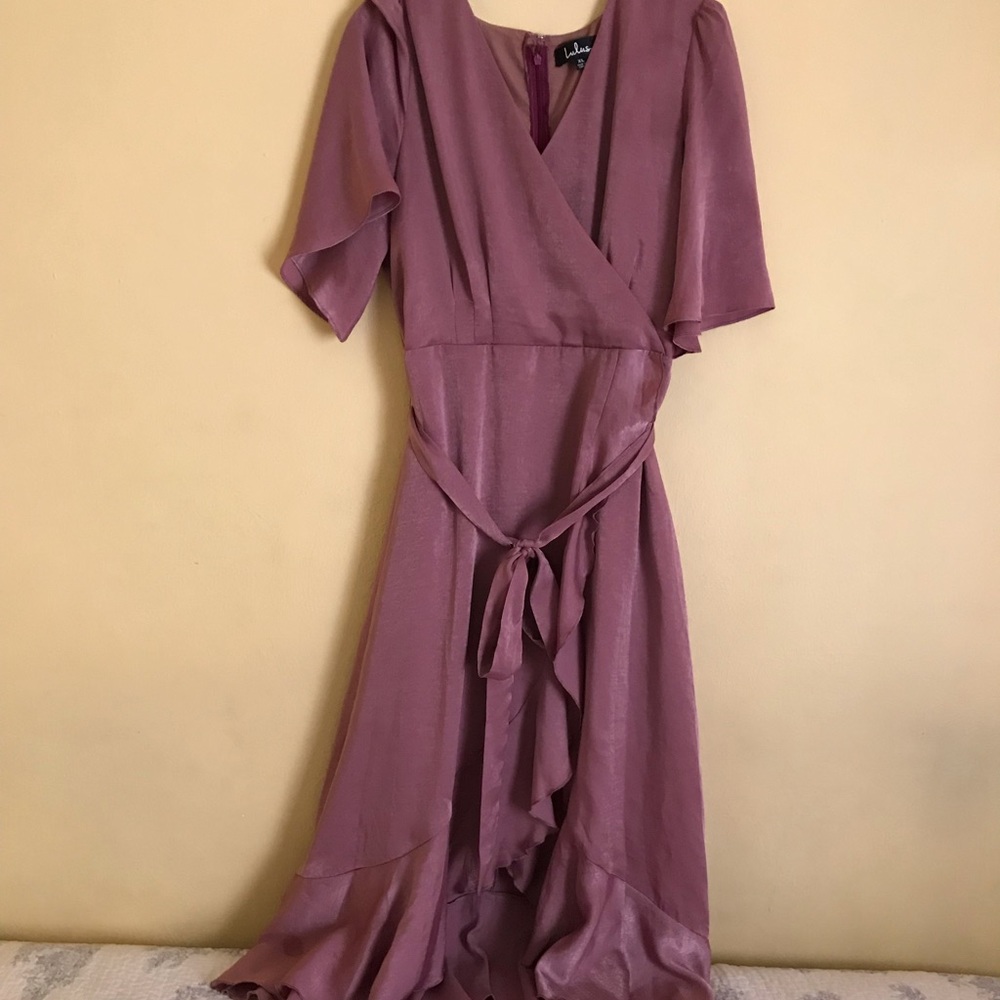 Flowy dress with belt, good for any formal event. - Picture 2 of 4